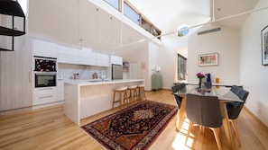 Fridge, microwave, stovetop, dishwasher