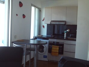 Fridge, microwave, oven, stovetop - Nice apartment 2 steps from the beach (Le Grau-du-Roi)