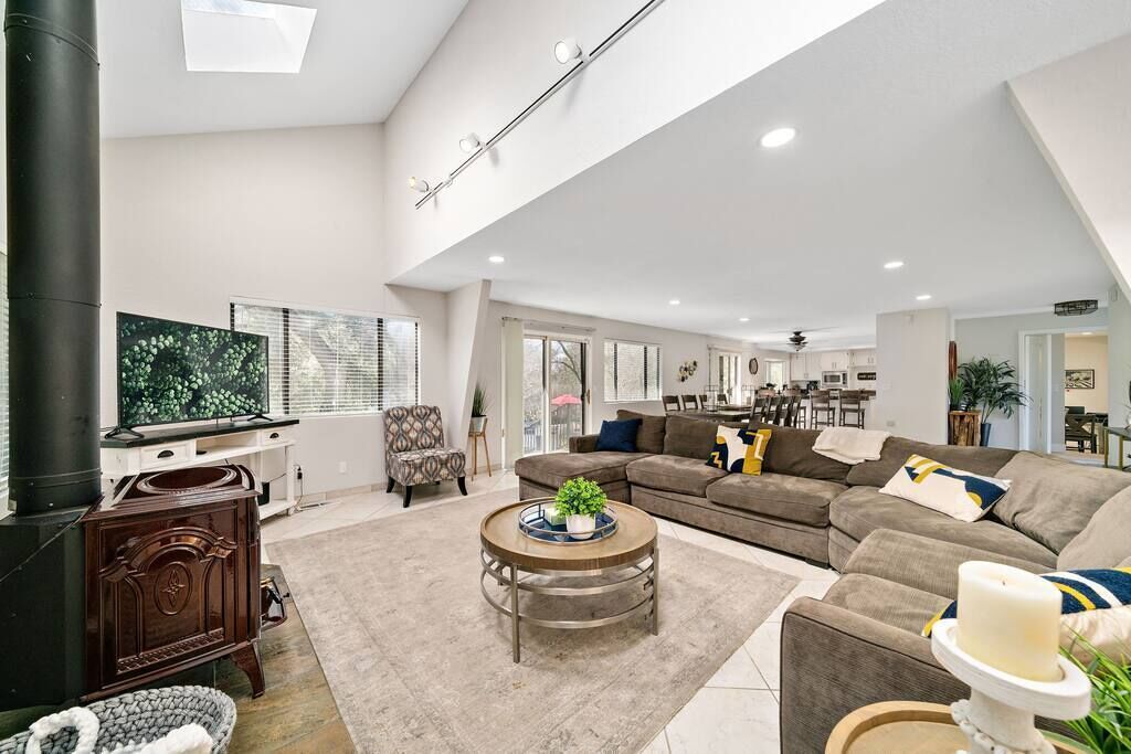 Fernseher, Kamin, Bücher