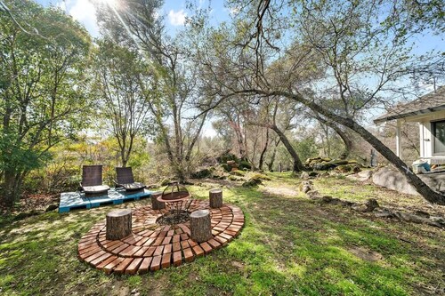 2.5 Acre Folsom Lake Resort with 6 Rooms & 4 Baths