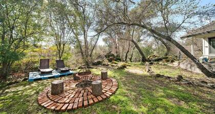 2.5 Acre Folsom Lake Resort with 6 Rooms & 4 Baths