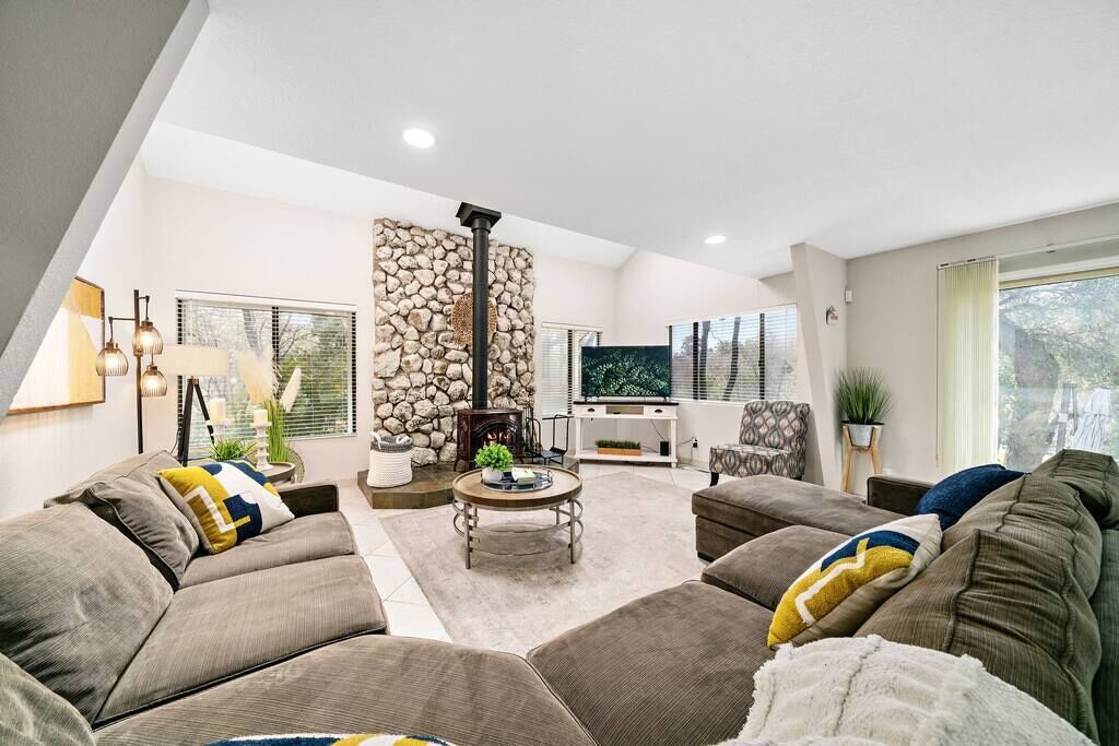 Fernseher, Kamin, Bücher