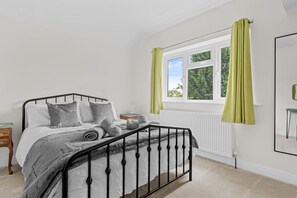 3 Schlafzimmer, Schreibtisch, Bügeleisen/Bügelbrett, Reisekinderbett
