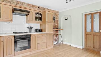 Kjøleskap, mikrobølgeovn, ovn og kokeplater