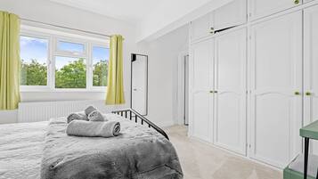 3 chambres, bureau, fer et planche à repasser, lit parapluie