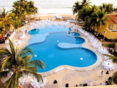 Penthouse Condo Ocean & Beach front views. Located on Hotel Row