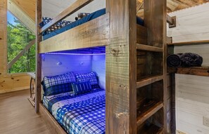 3 quartos, escrivaninha, ferros/tábuas de passar roupa, berço de viagem