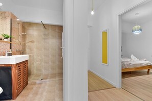 Ein modernes Badezimmer mit Dusche, Toilette und Waschbecken.