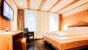 Una habitación con paneles de madera, una cama, un escritorio y una silla.