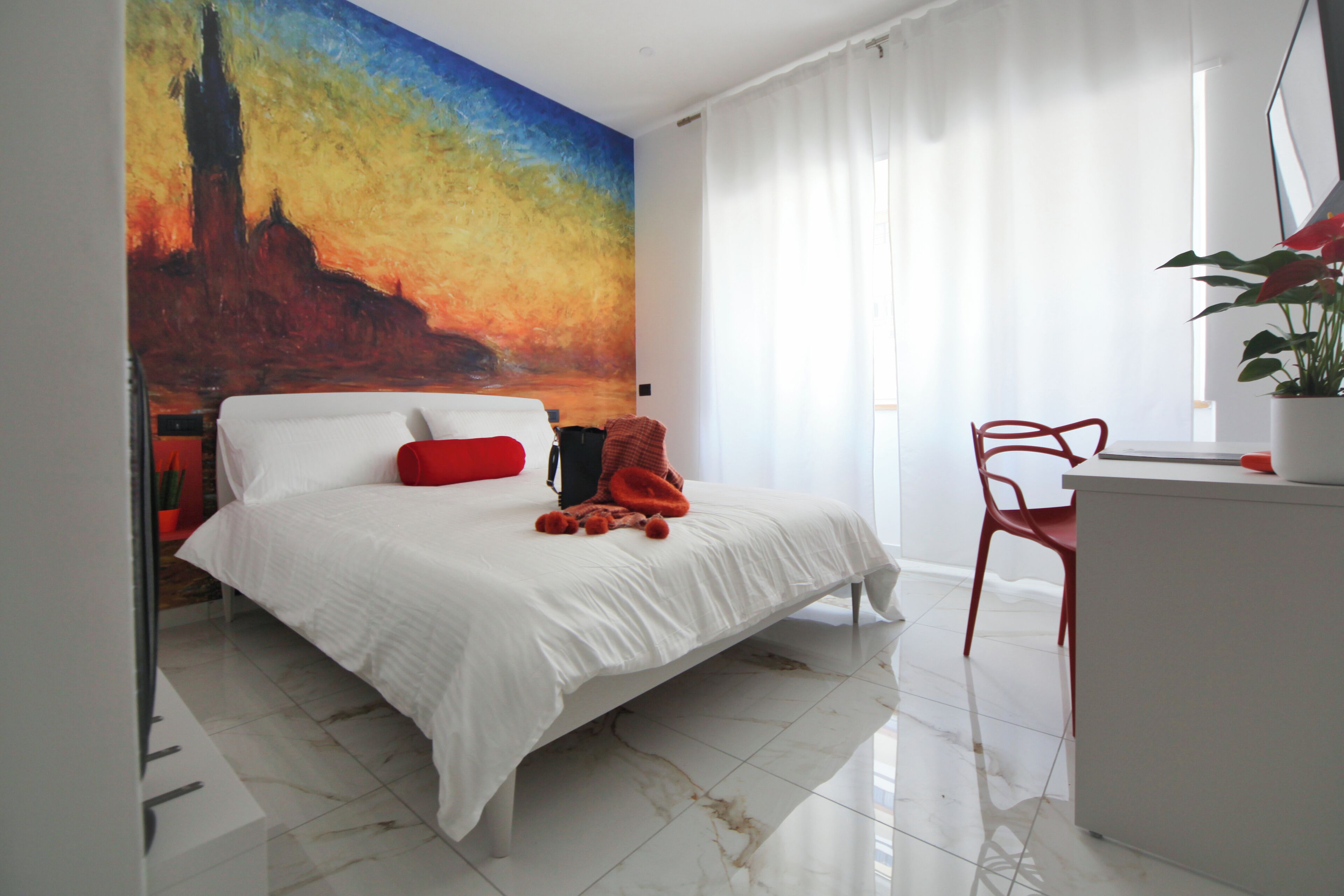 Minibar con artículos gratuitos, muebles diferentes y escritorio 