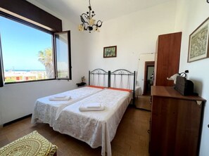 2 Schlafzimmer, Schreibtisch, Bügeleisen/Bügelbrett, Bettwäsche