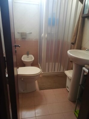 Dusche, kostenlose Toilettenartikel, Haartrockner, Bidet