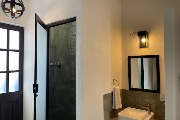 Comfort Room, Multiple Beds, Smoking, City View | Bathroom | Rainfall showerhead, towels