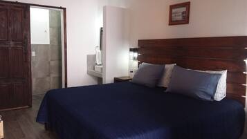 Habitación superior, 1 cama King size | Ropa de cama hipoalergénica, edredón, wifi gratis y ropa de cama