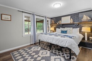 3 bedrooms, travel cot, free WiFi, bed sheets - Clear Creek Retreat - Pet Friendly, King Bed, Hot Tub, Game Room, Fire Pit (Hendersonville)