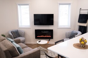 Smart TV, fireplace - Ridge Top - Walk to Glen Arbor - Pet-Friendly - Close to Sleeping Bear Dunes (Glen Arbor)