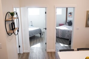 2 bedrooms, desk, free WiFi, bed sheets - Ridge Top - Walk to Glen Arbor - Pet-Friendly - Close to Sleeping Bear Dunes (Glen Arbor)