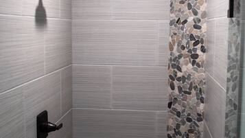 Douche, sèche-cheveux, serviettes fournies, savon