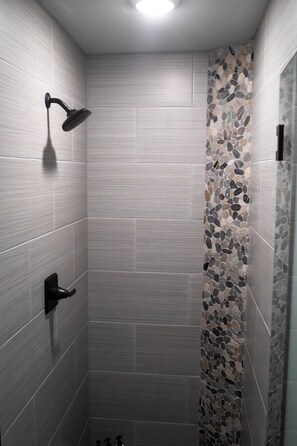 Shower, hair dryer, towels, soap - Ridge Top - Walk to Glen Arbor - Pet-Friendly - Close to Sleeping Bear Dunes (Glen Arbor)