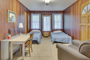 3 bedrooms, free Internet, bed sheets