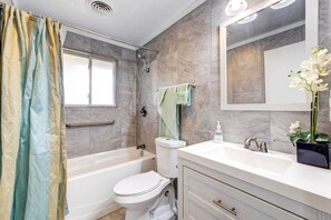 Amenidades de baño gratuitas, secadora de cabello, toallas 