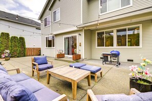 Terrace/patio - Spacious Kent Home Near SeaTac Airport w/ Patio (Kent)