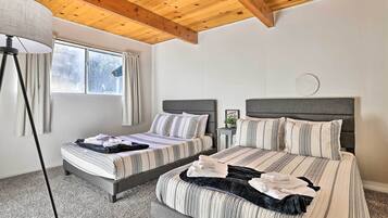 4 bedrooms, desk, internet, bed sheets