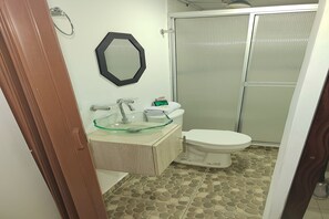 Standard Double Room | Bathroom - Ayenda Gold House (Bogotá)