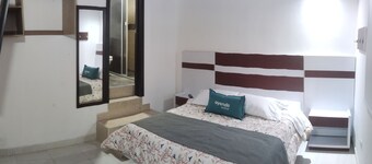 Ayenda Gold House