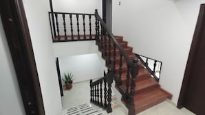 Un escalier avec des marches en bois et des balustrades noires.