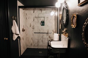 Shower, hair dryer, towels, soap - Cozy, speakeasy style house located in the heart of Norman (Norman)