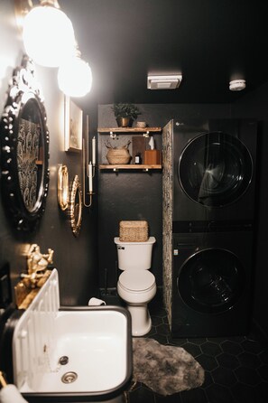 Douche, séchoir à cheveux, serviettes fournies, savon