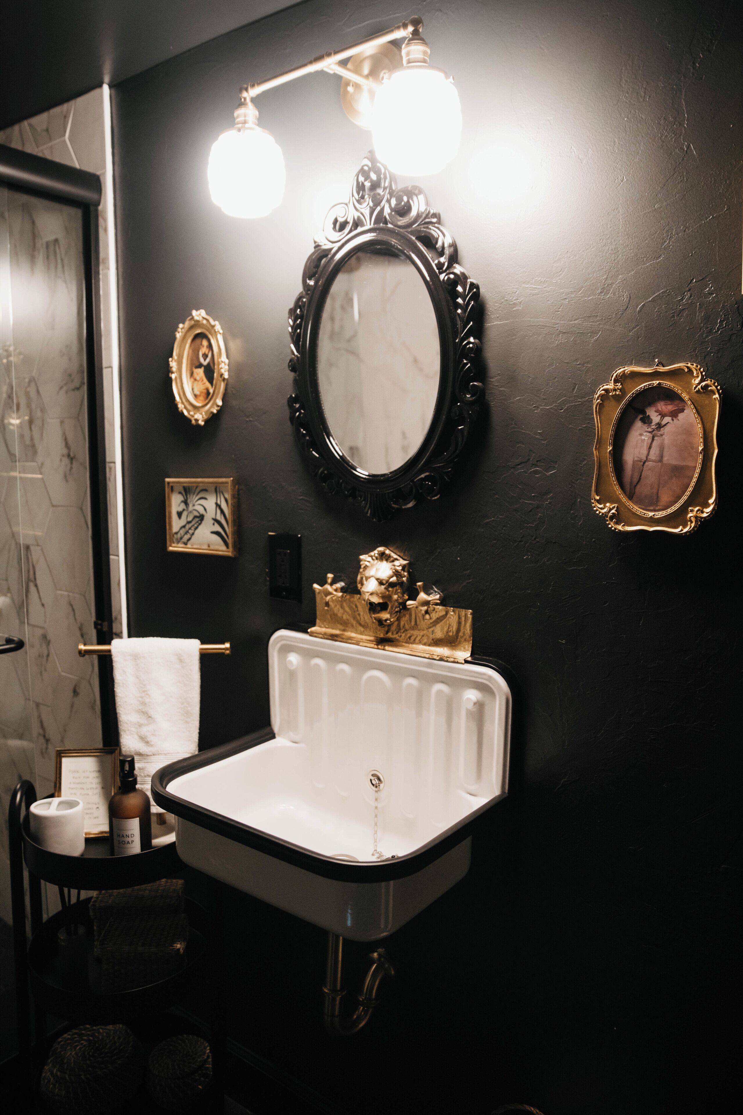 シャワー、ヘアドライヤー、タオル、石鹸