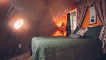 1 bedroom, desk, WiFi, bed sheets