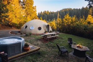 Outdoor dining - The Eugene Dome: Wine Country, Nature, Hobbit Home (Eugene)
