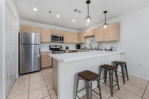 冷蔵庫、電子レンジ、オーブン、コンロ