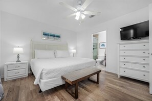 2 室のベッドルーム、デスク、アイロン / アイロン台、旅行用ベビーベッド