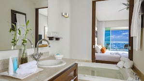 Suite luxueuse | Salle de bain | Baignoire et douche séparées, baignoire à remous, douche cascade