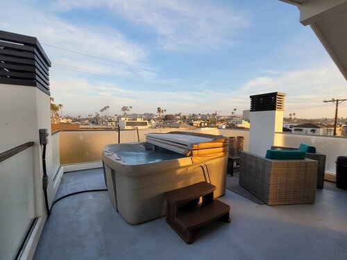 Roof top Hot Tub 4 bd 4 b 2car spots Pet friendly