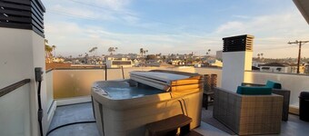 Roof top Hot Tub 4 bd 4 b 2car spots Pet friendly