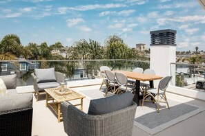 Outdoor dining - Ultimate Getaway: Oceanview • 6BD/6BA • Sleeps 16 • 4 Parking • 2 Rooftop Decks! (Newport Beach)