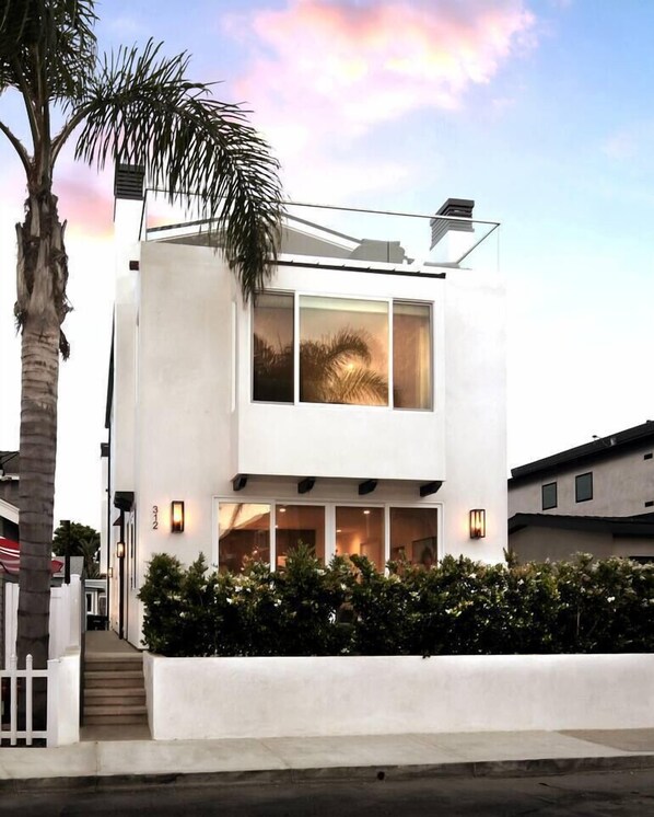Exterior - Ultimate Getaway: Oceanview • 6BD/6BA • Sleeps 16 • 4 Parking • 2 Rooftop Decks! (Newport Beach)