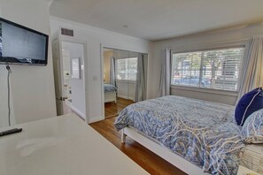 2 habitaciones, escritorio y tabla de planchar con plancha