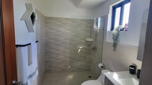 ヘアドライヤー、タオル、石鹸、トイレットペーパー