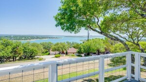Propiedad residencial con vista a un lago y montañas distantes.