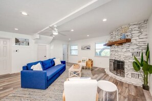 Living area - Tequila Sunrise: Hot tub, views, firepit, decks (Canyon Lake)