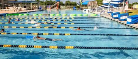 Una piscina al aire libre