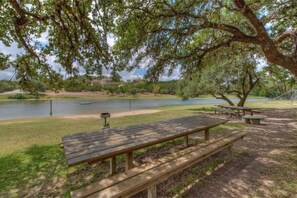 Outdoor dining - Hot Tub overlooking view, 25min to West Austin, (Dripping Springs)
