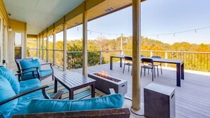 Une terrasse extérieure couverte, aménagée avec des sièges et un foyer.