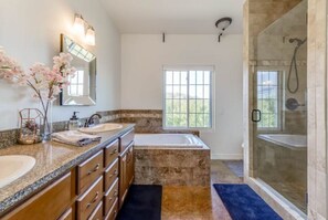 Shower - Hot Tub overlooking view, 25min to West Austin, (Dripping Springs)